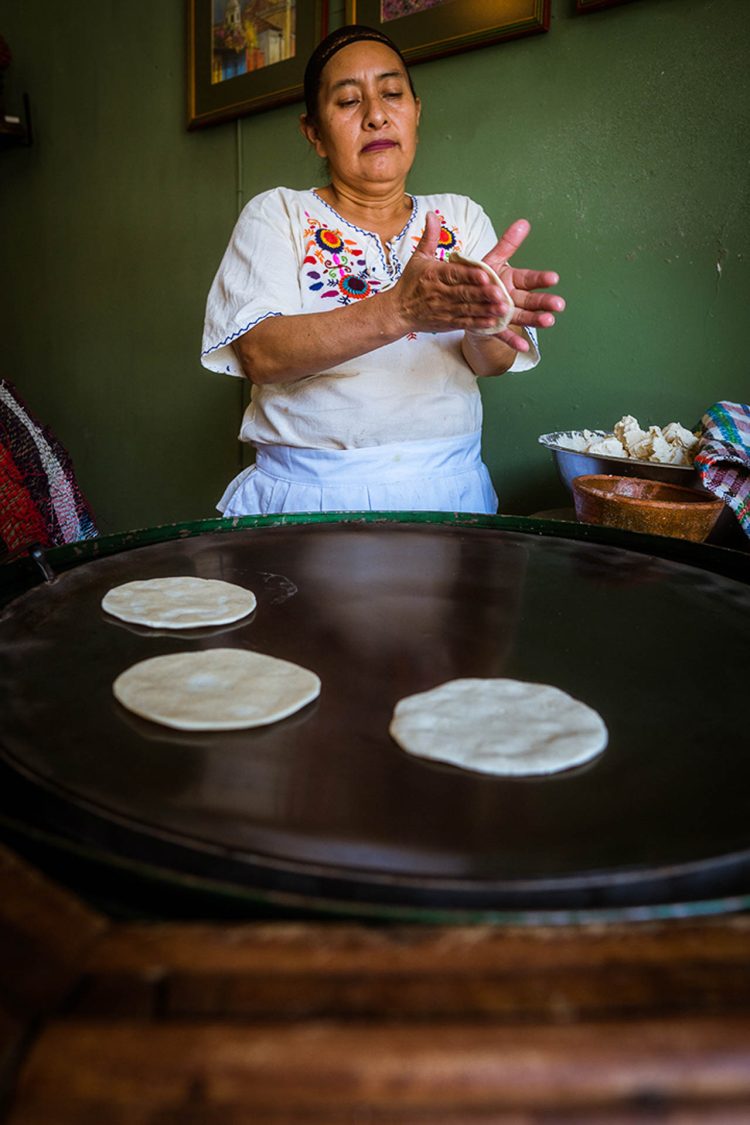 La Tortileira
Talvez o alimento mais tradicional da Guatemala, as Tortilas estão presentes como acompanhamento em todas as refeições e feitas na hora, por mulheres cheias de simpatia e muita habilidade. As ruas da cidade tem o cheiro das Tortilas assadas bem na porta dos estabelecimentos e servem como chamariz para os clientes famintos. Ao meu ver, essas mulheres são um simbolo que representa a Guatemala.