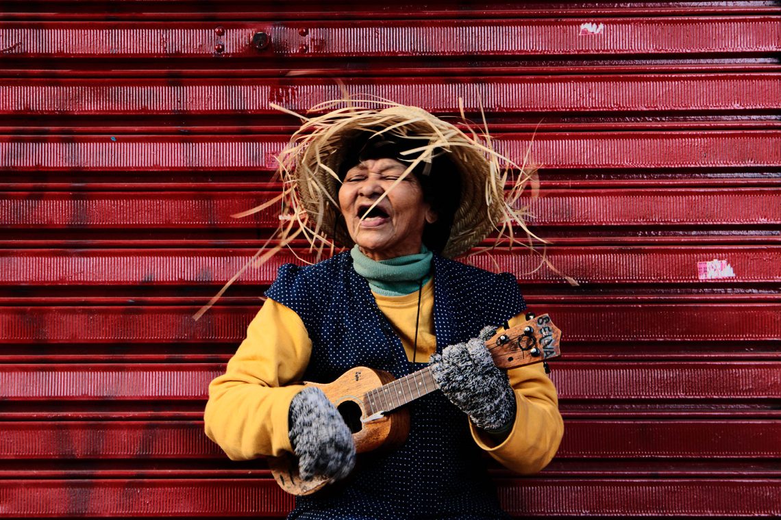 Um sorriso e uma viola