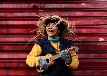 Um sorriso e uma viola