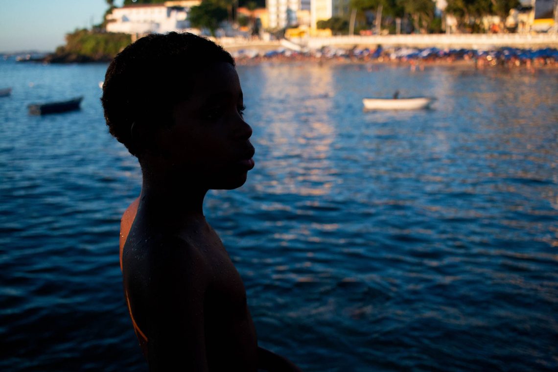 Menino no pôr do sol