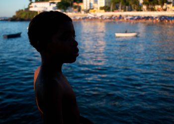 Menino no pôr do sol