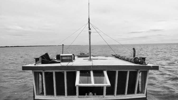 O barco - todos os dias, o dia inteiro, no mesmo balanço e naquele horizonte - um : esperançar eterno ...
