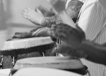 Fé em Detalhe: Um Olhar sobre o Sagrado