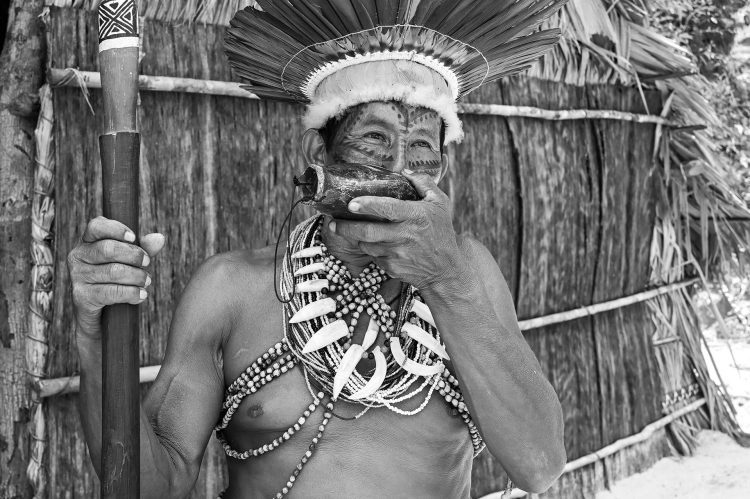 Cacique Pino chamando a sua tribo para o ritual