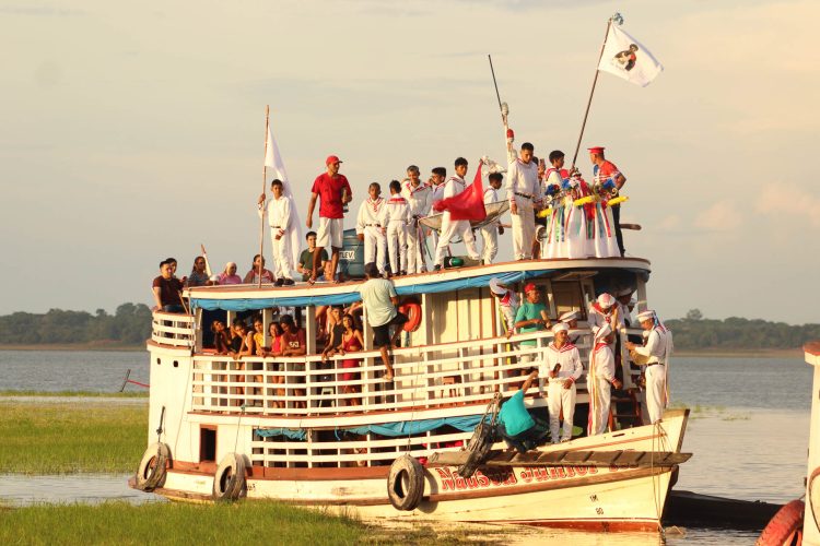 Procissão Fluvial.  
A imagem retrata os marujos ocupando a embarcação que irá levar a imagem do santo padroeiro para o procissão fluvial pelo águas do rio Andirá