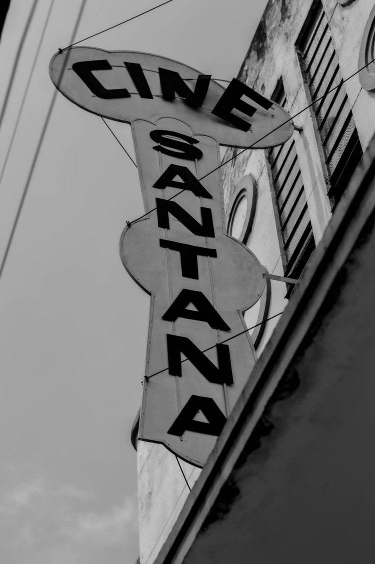 Cine Santana.
Com o céu parcialmente nublado ficou uma luz muito boa para poder fotografar a placa da fachada do Cine Santana que está ali, mas pouca se observa. Tive que sair um pouco da calçada e ficar em parte da rua, uma parte que não tinha risco para executar a foto. Contra- plongée foi o enquadramento perfeito para conseguir fotografar
