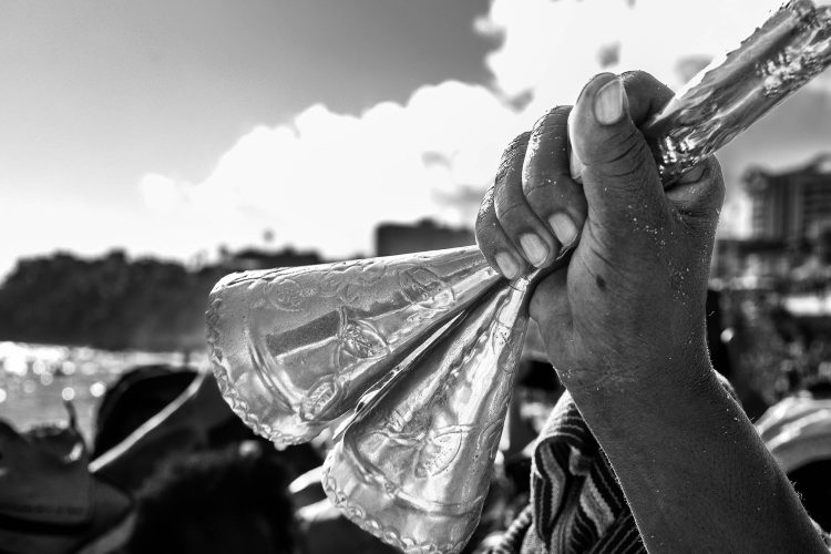 Chamado ao Mar 
	Chamado ao Mar registra um momento de fé e cultura — um legado vivo da diáspora africana no Brasil. Enquanto a oferenda a Iemanjá seguia mar adentro, Mães de Santo (Ialorixás) entoavam cânticos em iorubá, celebrando a rainha do mar.