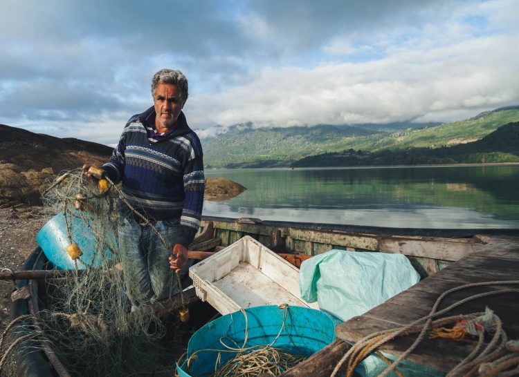 Don José Sepúlveda is one of the last artisanal fishermen of Cochamó. Since the arrival of the fishing industry—particularly salmon farming during the 1990s—marine biodiversity has drastically declined due to seabed pollution.
