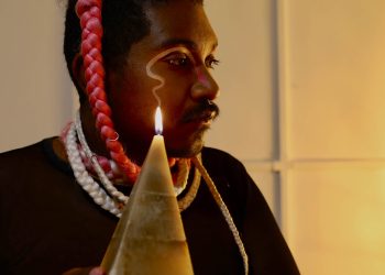 Pelo fogo dos seus olhos