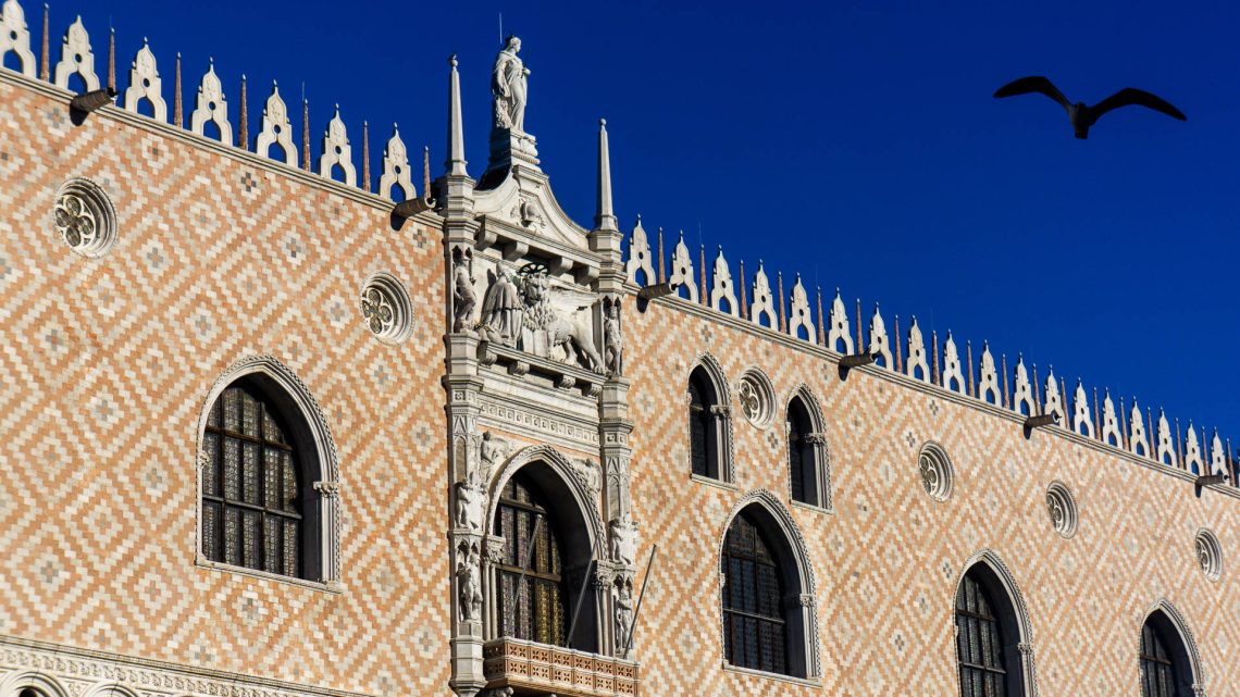 Palácio no céu azul