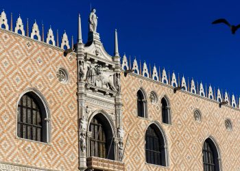Palácio no céu azul