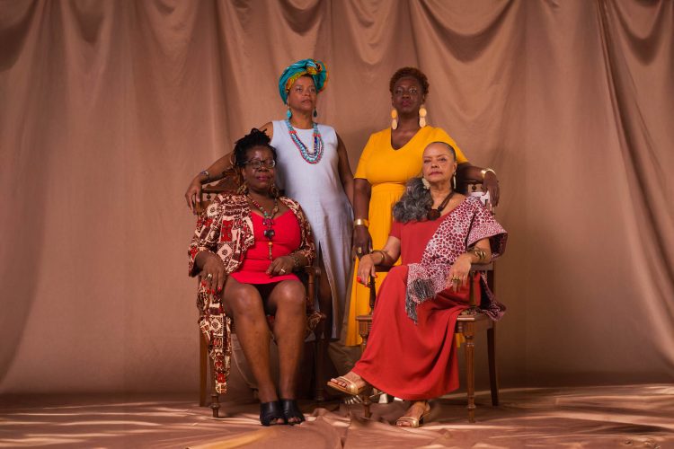 Ialodê
Legenda da imagem 1: Iya significa mãe; lóde significa que está fora, que atua na esfera pública. Na cultura Iorubá, Ialodê é um título político, social e espiritual; quer dizer mãe da comunidade, mãe líder. Loma Pereira, Marietti Fialho, Glau Barros e Nina Fola. (Fotografia feita em 8 de dezembro de 2024. Inteligência Artificial utilizada para expansão generativa.)