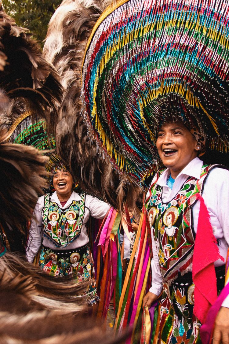 Gêmeas
As gêmeas do boi dançam como espelhos em movimento.
Elas performam a simetria como encantamento, beleza e continuidade.