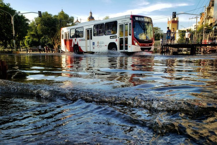 Águas atingem as ruas de Manaus.
No Centro histórico foram criadas passarelas para a população circular, porque as águas invadiram as ruas, fechando as lojas, acesso ao porto, a igreja Matriz...