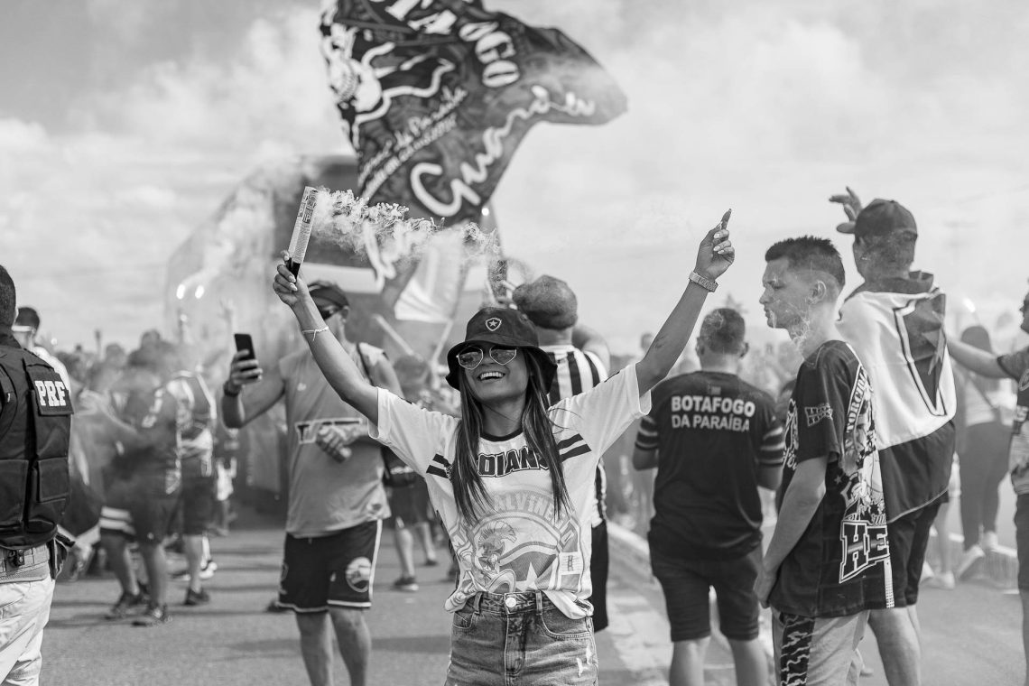 Lugar de Mulher? Na Arquibancada!