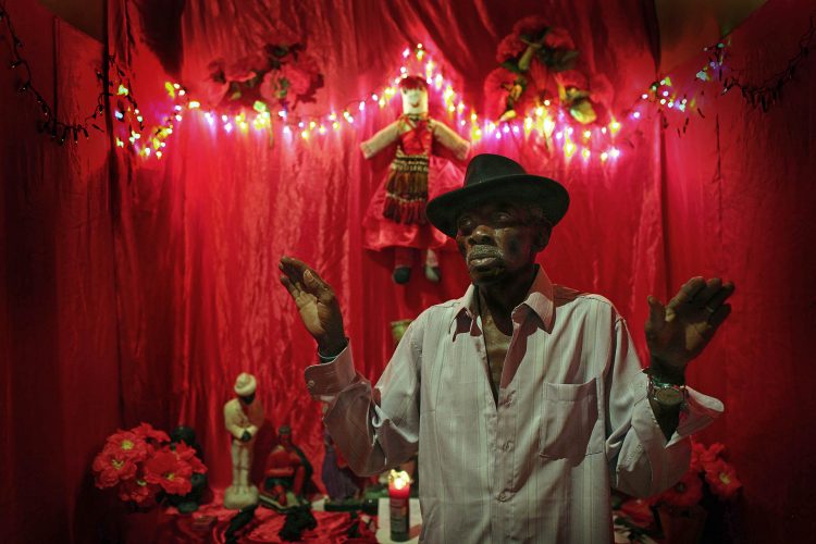 Bruxo – Caxias – Maranhão - Imagem do Portfólio Bruxos e Curandeiros: A Magia Bantu entre África, Cuba e Maranhão, de Márcio Vasconcelos, finalista do Prêmio Portfólio FotoDoc 2025