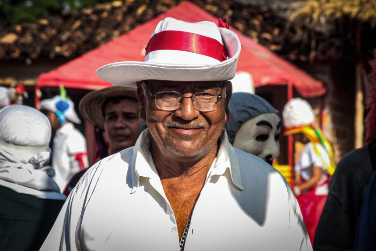 Seu Pedrinho (2017)
Quando fui a primeira vez, em 2010, o Capitão da Festa já era Seu Pedrinho. Estava sempre com um copo de vinho do Santo a distribuir para quem viesse de fora participar da Marujada. "Não pode dizer não pro vinho do Santo", dizia. Aqui o olhar que me ofereceu à foto já era de alguém querido, já tínhamos nos encontrado por alguns anos. Mas isso precisou ser conquistado. Recebia a todos, mas não se revelava a qualquer um.