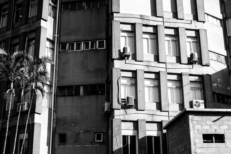 Onde o tempo desacelera
Antes de tudo começar, havia só a espera. Por trás de cada janela, uma história suspensa — como a nossa, entre o céu e o chão, respirando pelos fios invisíveis da esperança.