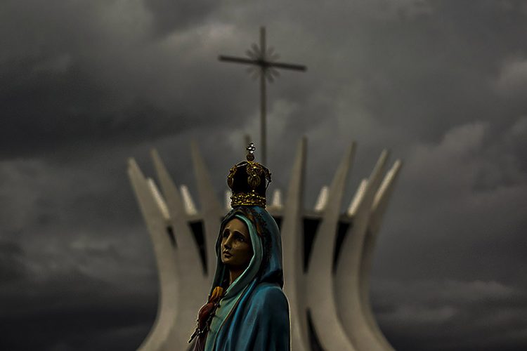 As procissões de uma cidade.