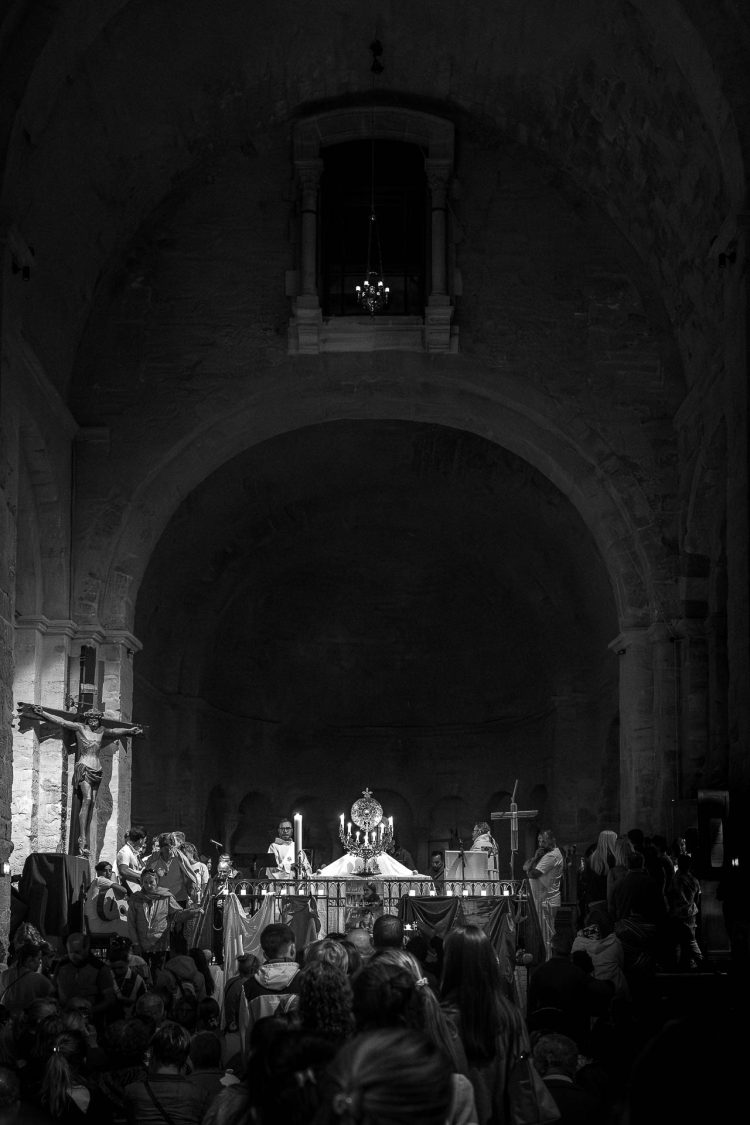 The Gathering
Saintes-Maries-de-la-Mer, before the procession begins.
Pilgrims encircle the altar. Voices hush. Candles flicker. The sacred air thickens with expectation.