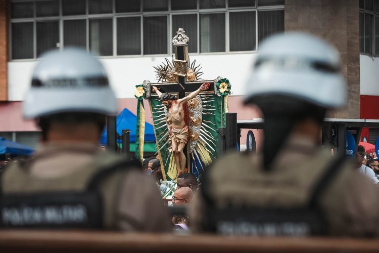 Soldados reverenciam imagem de Jesus Cristo, durante o cortejo religioso da Lavagem do Senhor do Bonfim de 2025, em Salvador (BA).