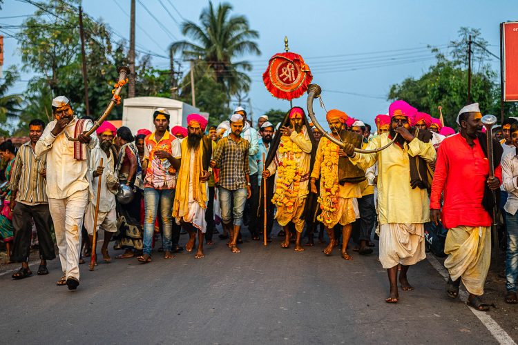 ENTRY OF FARANDE BABA
FARANDE BABA REMAINS FASTED FOR 21 DAYS FROM DASARA TILL THIS FESTIVAL AND WALKS BAREFOOTED FROM ANJANGAON (HIS NATIVE VILLAGE) TO PATTANKODOLI, WHICH ESTIMATES TO AROUND 220 KILOMETERS, AS HE ENTERS THE VILLAGE, VILLAGERS GREET HIM WITH IMMERSION OF WATER ON HIS FEET AND OFFER HIM FRUITS