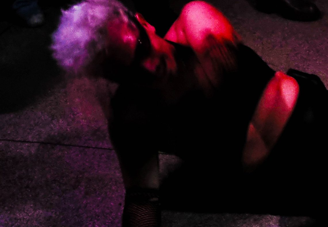 Corpos gritam nas sombras