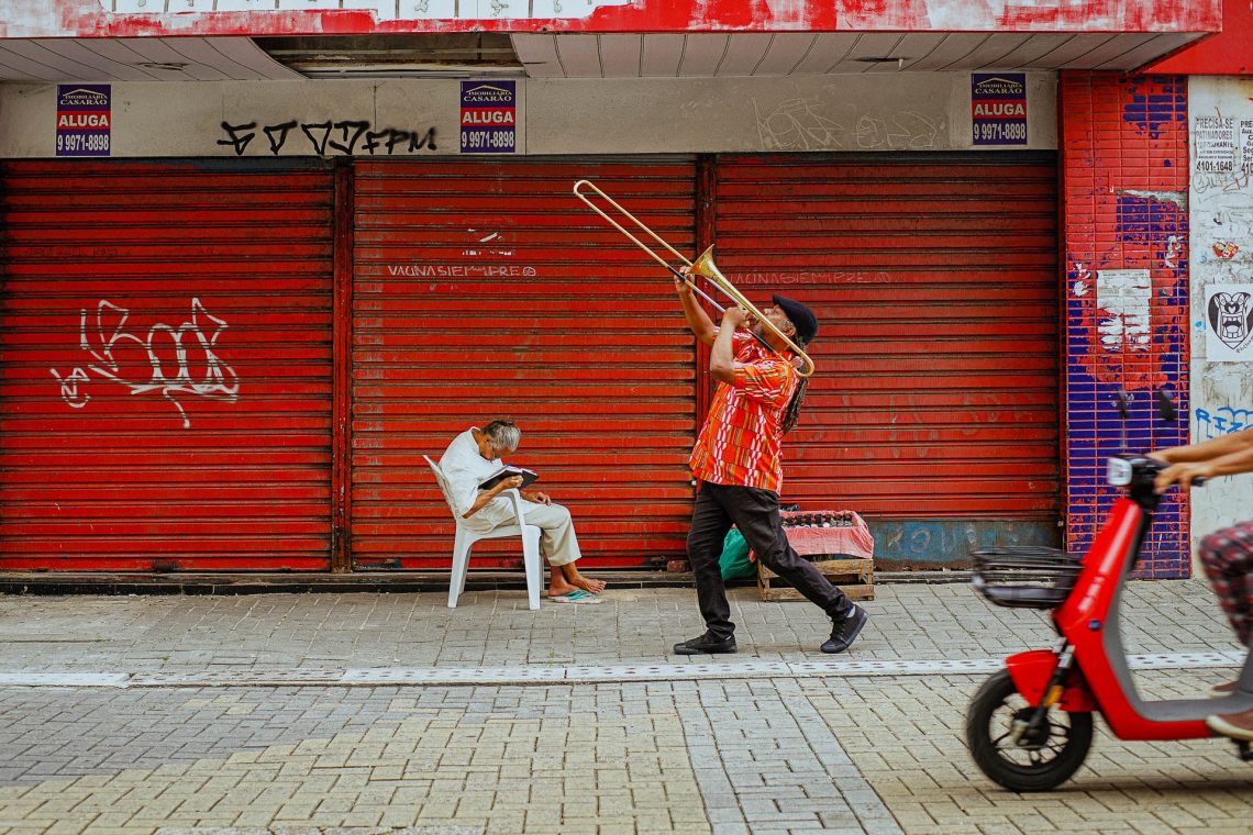 O som que invade o dia