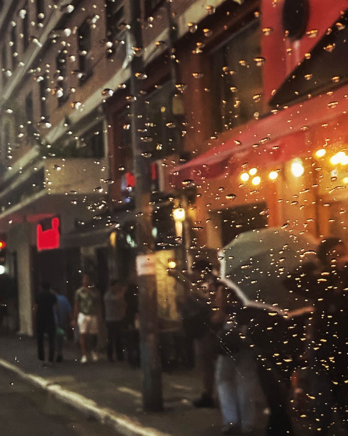 No meio da rua do mundo no meio da chuva