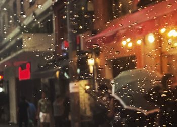 No meio da rua do mundo no meio da chuva