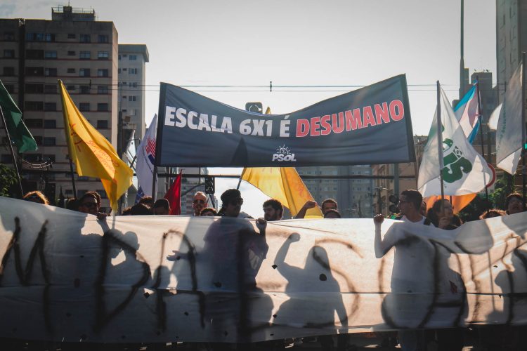 Linha de frente da manifestação contra a escala de trabalho 6x1.
Curitiba, Paraná
15 de novembro de 2024