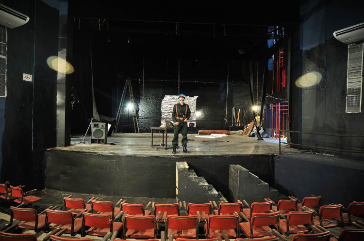 BOMBA 1968 (NASC.1986) #1
O Teatro Ruth Escobar, espaço de vanguarda comandado por uma atriz mulher, foi invadido por forças policiais e grupos anti-esquerda. Atores foram agredidos em cena, e o local tornou- se um dos alvos da repressão política. O ano de 1986, que aparece no título da obra, refere-se ao nascimento do performer, o primeiro ano após o fim da ditadura civil-militar.