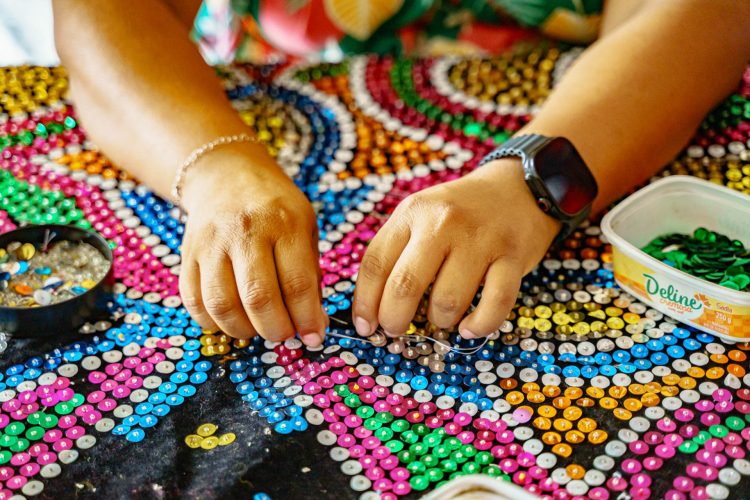 Caboclos-de-Lança - Artesã
Artesão confeccionando a "gola", manto especial do Caboclo-de-Lança. Cada um tem a sua gola com a sua estampa, seja ela nas cores de alguma bandeira, do grupo de Maracatu ou mesmo com homenagens a santos e outras entidades.