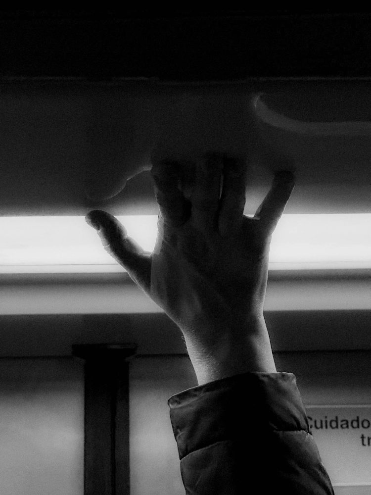 Se segurando no teto.