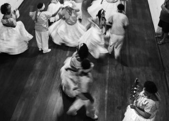 Giram as saias, gira a fé