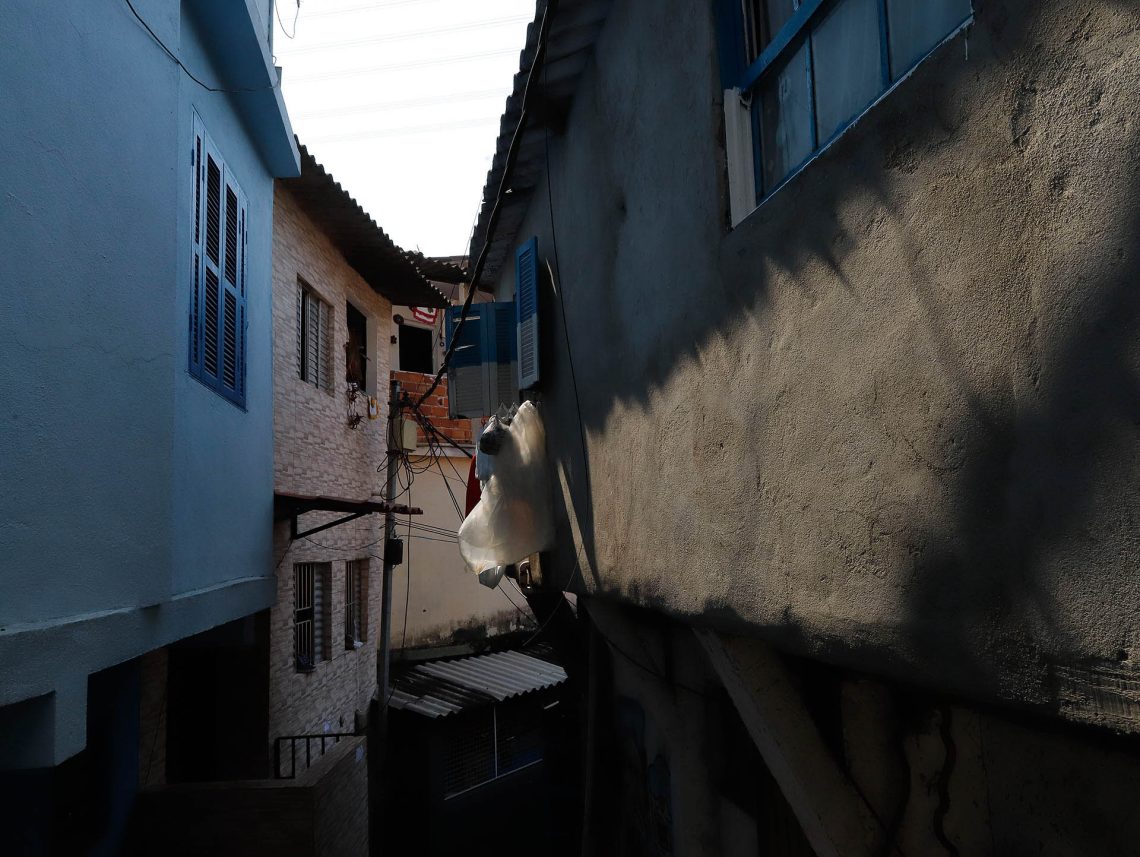 Entre fendas e escuta: o que emerge no Jardim Monte Azul