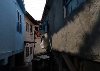 Entre fendas e escuta: o que emerge no Jardim Monte Azul