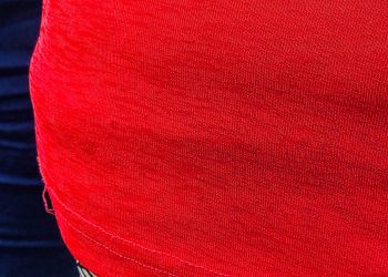 O Vermelho que Pulsa em Lanternas, Corpos e Oferendas