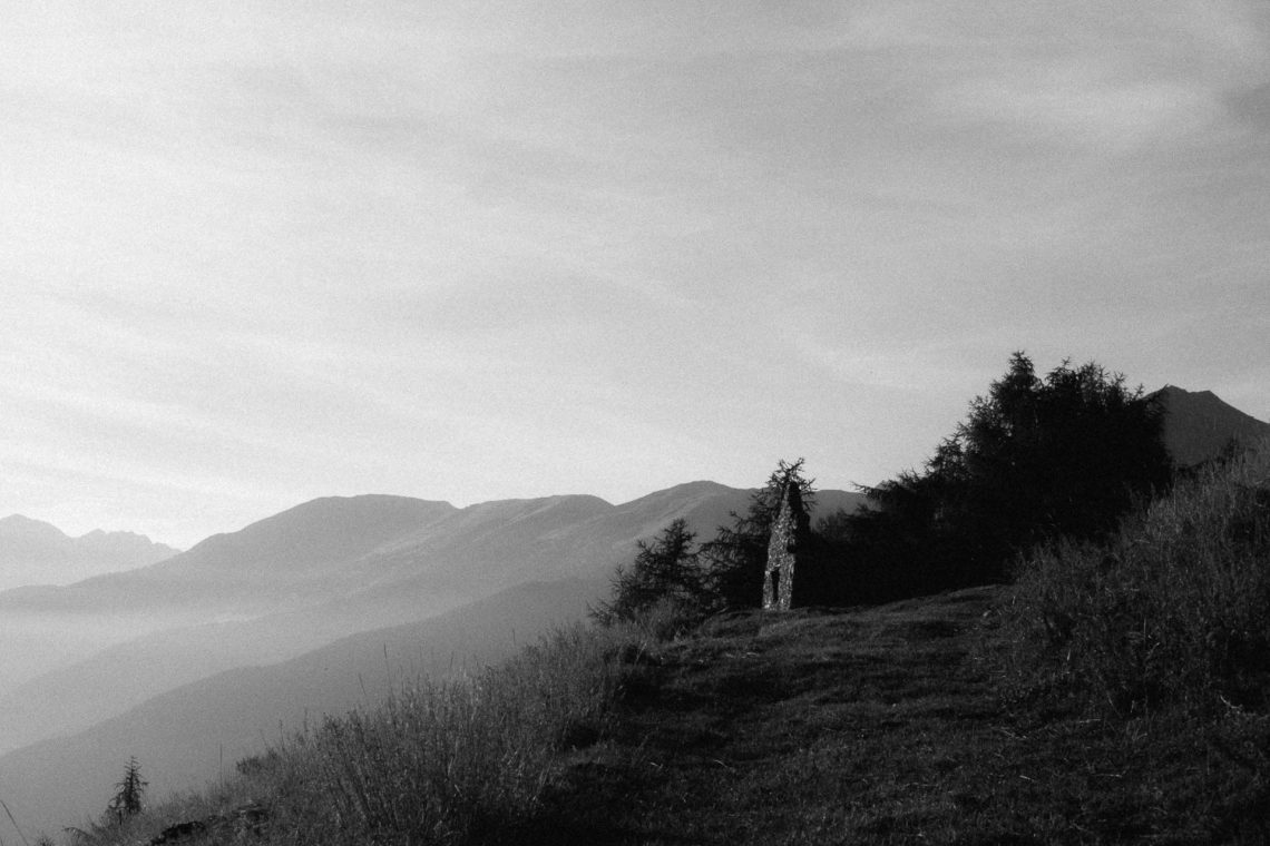 Paisagens do exílio: entre a pedra e a memória