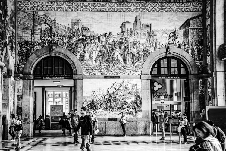 A Estação:
Rostos apressados, destinos cruzados — a vida pulsa entre partidas e chegadas.