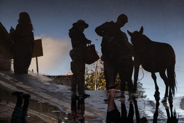 Imagem do Ensaio Entre reflexos: os segredos que sequestramos, de Alê Bruny, finalista do Prêmio Portfólio FotoDoc 2025