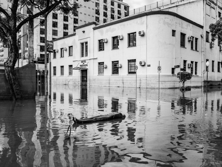 Emulação da realidade
Manequim arrastado pelas aguas fica estendido no meio de uma rua alagada de Porto Alegre, nos trazendo a lembrança das vitimas fatais ocorridas durante as enchentes de maio de 2024.