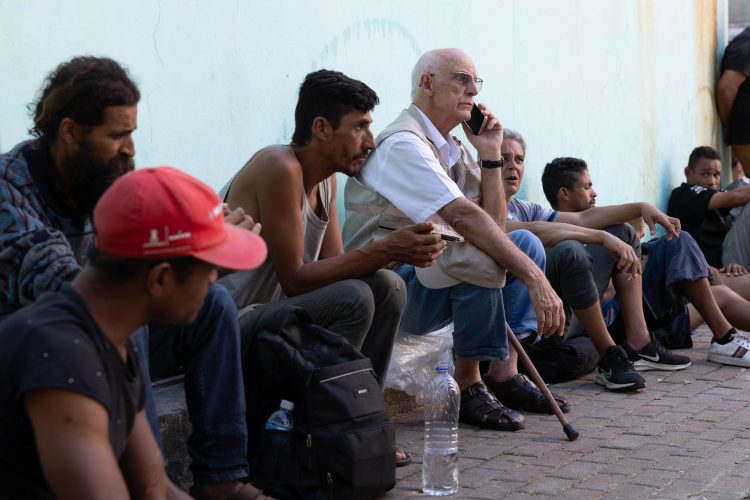 Padre Júlio busca abrigo para pessoas em situação de rua passarem a noite.
