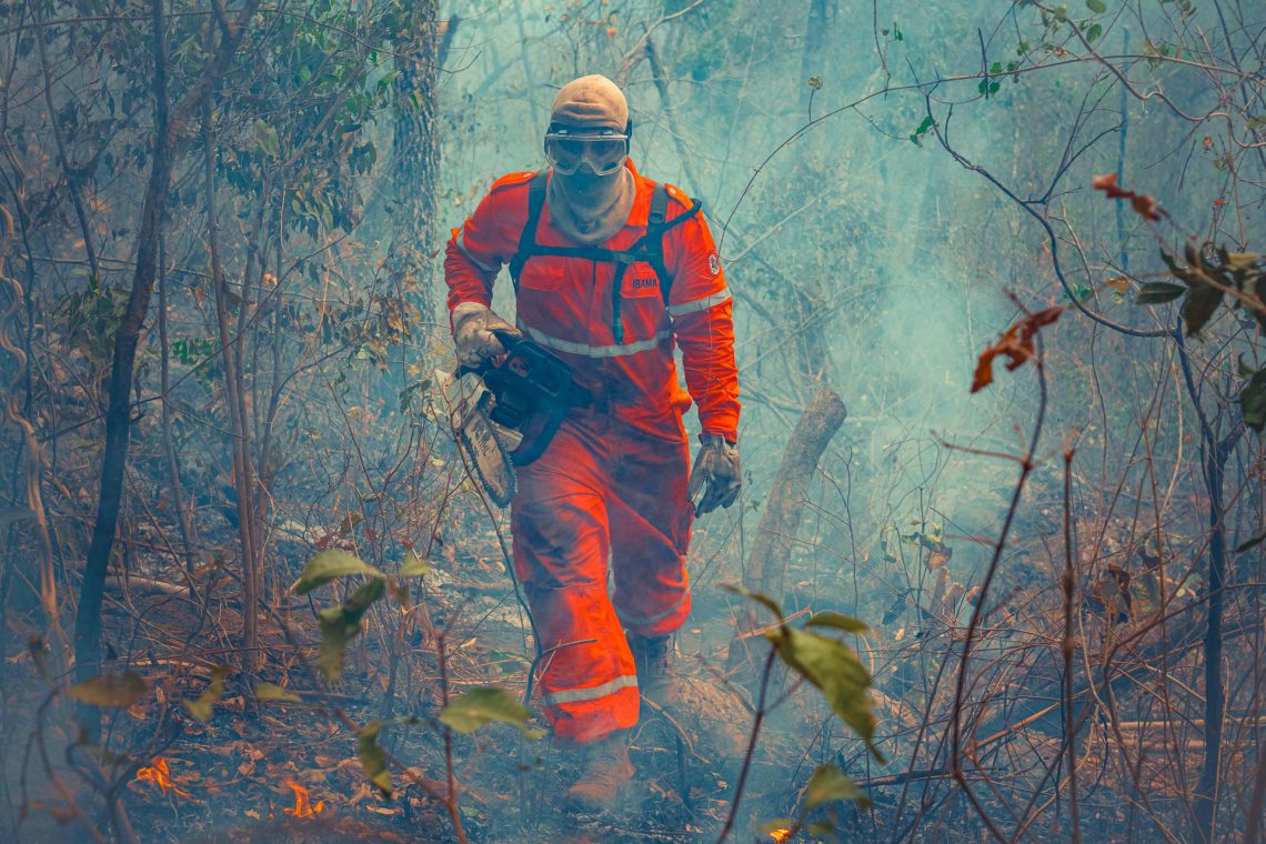 Combatente em Meio à Fumaça