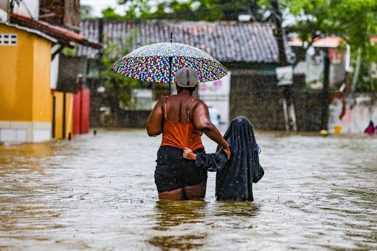 LAURO DE FREITAS (BA), 21/11/2025 - CHUVA/CAUSA/ALAGAMENTO/EM/LAURO/DE/FREITAS/ - A forte chuva que atingiu Lauro de Freitas provocou alagamentos em várias áreas do município, deixando ruas alagadas e causando transtornos aos moradores. Nesta sexta-feira (21).