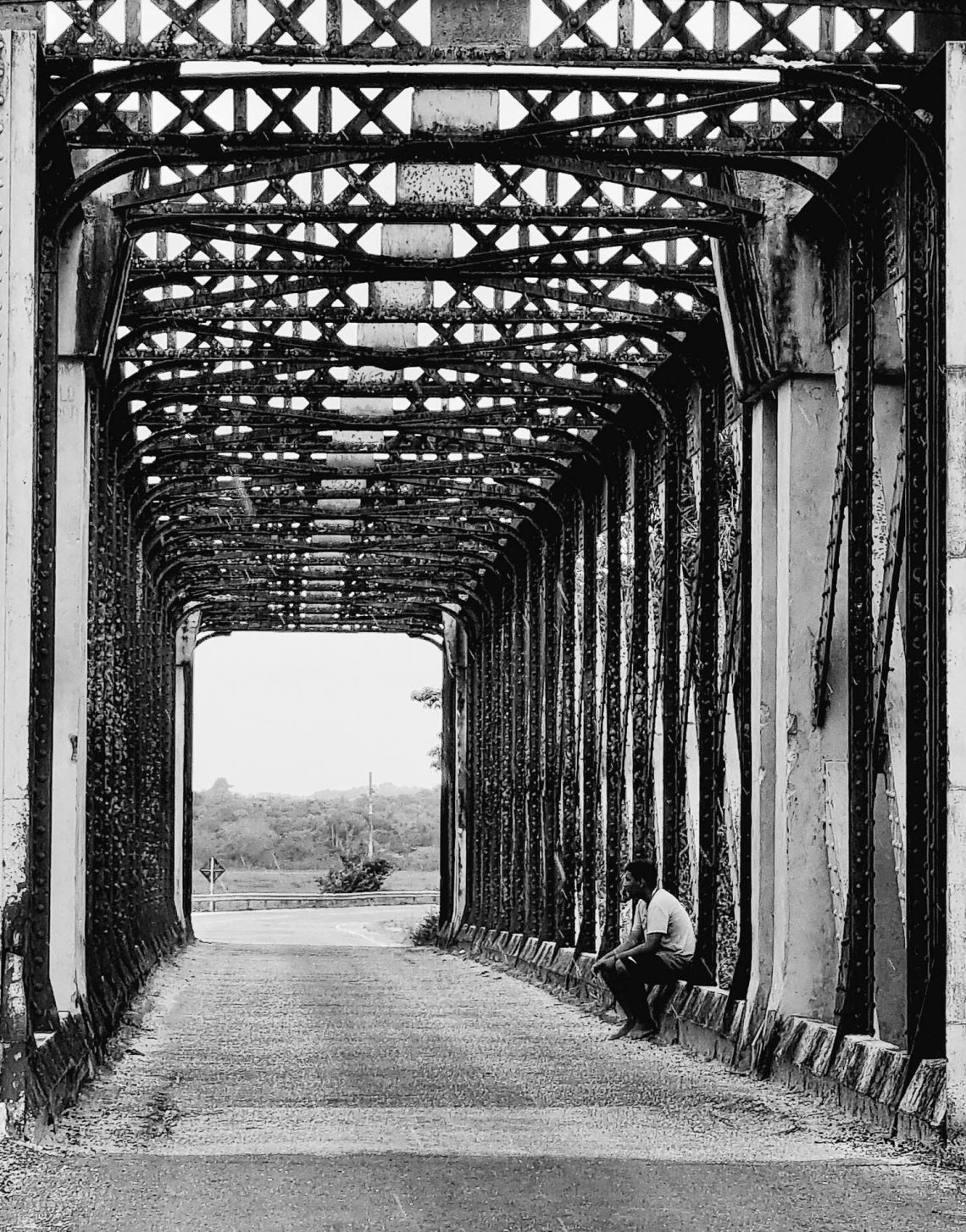 Caboco a Descansar na Velha Ponte de Ferro no Pará