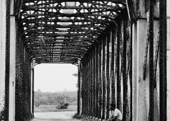 Caboco a Descansar na Velha Ponte de Ferro no Pará