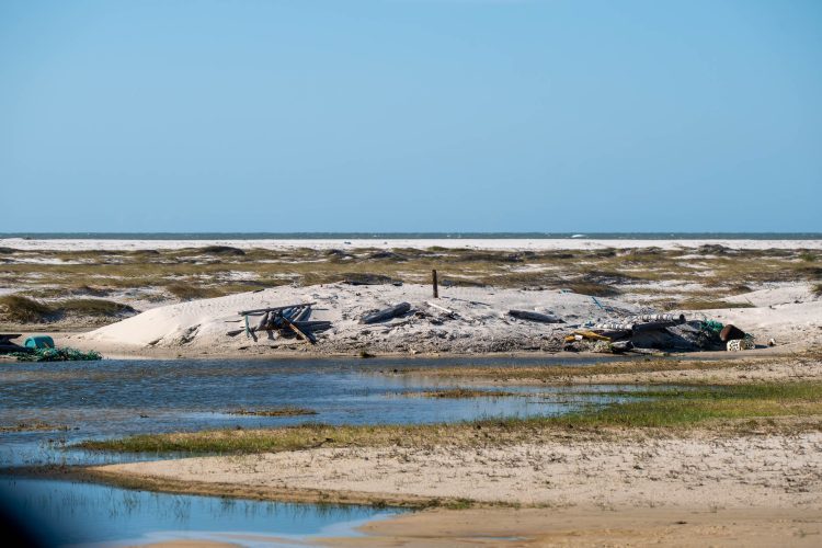 Supérfluo. Onde a maré traz a vida, deixamos nossos descartes - Lençóis Maranhenses 2025