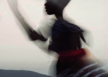 Sob o Ouro das Águas: Um Ritual em Imagens