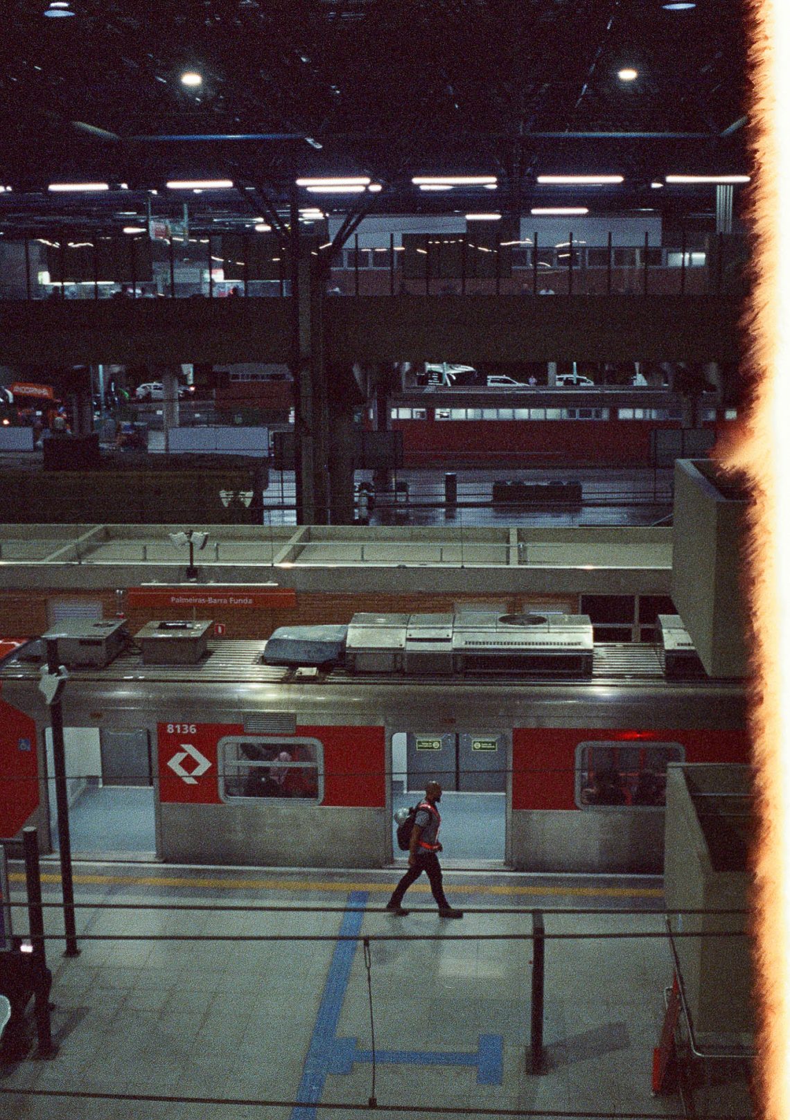 Entre Plataformas e Silêncios